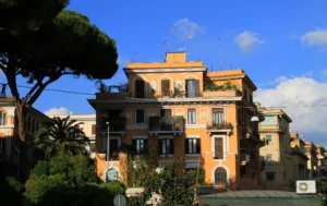 Foto del palazzo in cui ha vissuto Enrico Fermi, fotografato dal lato che affaccia su piazza Lecce.